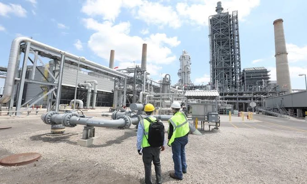 How Oil and Gas Consultants Help Companies Navigate a Changing Energy Industry